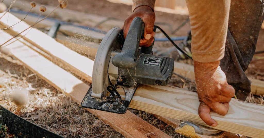 assurance pour charpentiers : protégez votre activité avec des garanties adaptées aux risques de la menuiserie et de la construction.